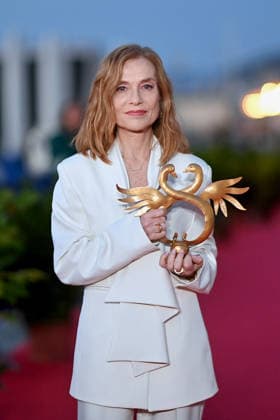 40th Cabourg Film Festival Day 3 FC Isabelle Huppert poses with her honorary Swann award on the red carpet during Day Three of the 40th Cabourg Film Festival on June 12, 2026 in Cabourg, France. Photo by Franck Castel ABACAPRESS.COM Cabourg  Copyright: xCastelxFranck ABACAx