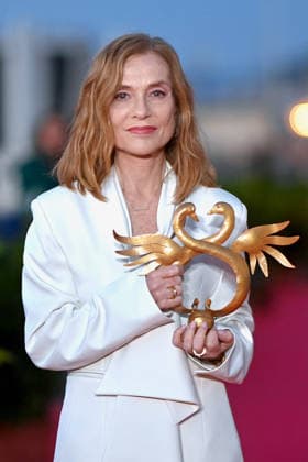 40th Cabourg Film Festival Day 3 FC Isabelle Huppert poses with her honorary Swann award on the red carpet during Day Three of the 40th Cabourg Film Festival on June 12, 2026 in Cabourg, France. Photo by Franck Castel ABACAPRESS.COM Cabourg  Copyright: xCastelxFranck ABACAx