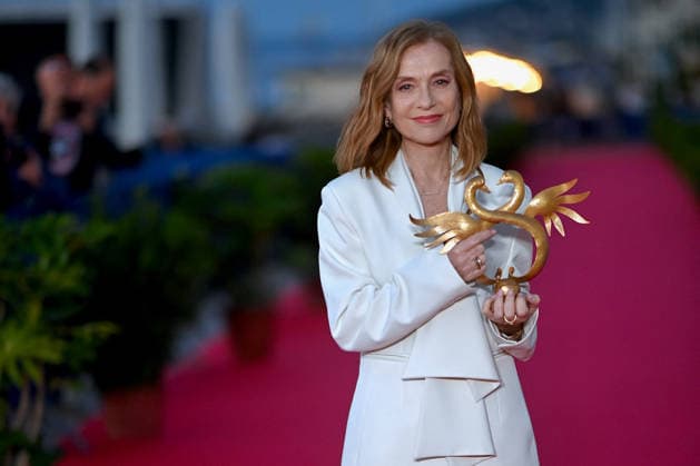 40th Cabourg Film Festival Day 3 FC Isabelle Huppert poses with her honorary Swann award on the red carpet during Day Three of the 40th Cabourg Film Festival on June 12, 2026 in Cabourg, France. Photo by Franck Castel ABACAPRESS.COM Cabourg  Copyright: xCastelxFranck ABACAx