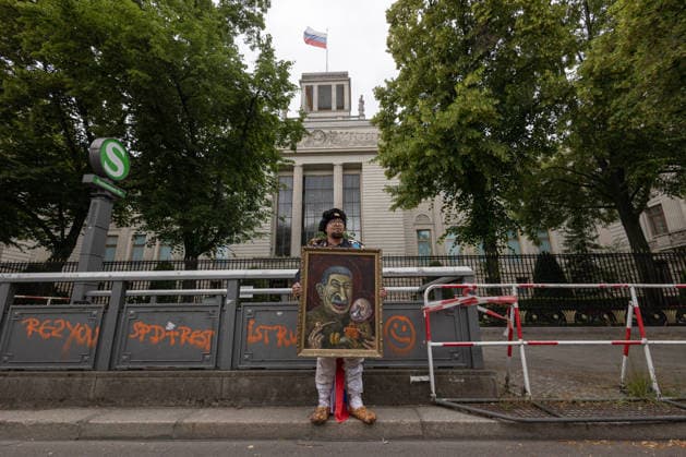 Russian artist and activist Semyon Skrepetsky in Berlin - 12 Jun 2026 Russian artist and activist Semyon Skrepetsky stands outside the Russian Embassy on Unter den Linden during a Russia Day action. Skrepetsky, a Russian political émigré living in Poland, is known for his satirical paintings and public performances addressing Russian politics and society. His work frequently features political figures such as Vladimir Putin, Joseph Stalin and Alexei Navalny, combining political satire, punk aesthetics and performance art. Berlin Germany Copyright: xVasilyxKrestyaninovx xSOPAxImagesx _VKR2039