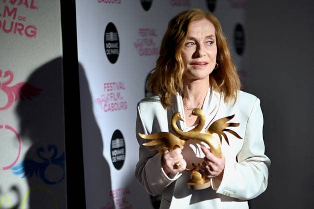 40th Cabourg Film Festival Day 3 FC Isabelle Huppert poses with her honorary Swann award on the red carpet during Day Three of the 40th Cabourg Film Festival on June 12, 2026 in Cabourg, France. Photo by Franck Castel ABACAPRESS.COM Cabourg  Copyright: xCastelxFranck ABACAx