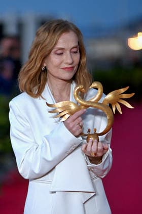 40th Cabourg Film Festival Day 3 FC Isabelle Huppert poses with her honorary Swann award on the red carpet during Day Three of the 40th Cabourg Film Festival on June 12, 2026 in Cabourg, France. Photo by Franck Castel ABACAPRESS.COM Cabourg  Copyright: xCastelxFranck ABACAx