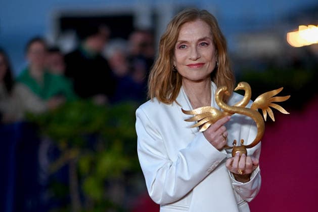 40th Cabourg Film Festival Day 3 FC Isabelle Huppert poses with her honorary Swann award on the red carpet during Day Three of the 40th Cabourg Film Festival on June 12, 2026 in Cabourg, France. Photo by Franck Castel ABACAPRESS.COM Cabourg  Copyright: xCastelxFranck ABACAx
