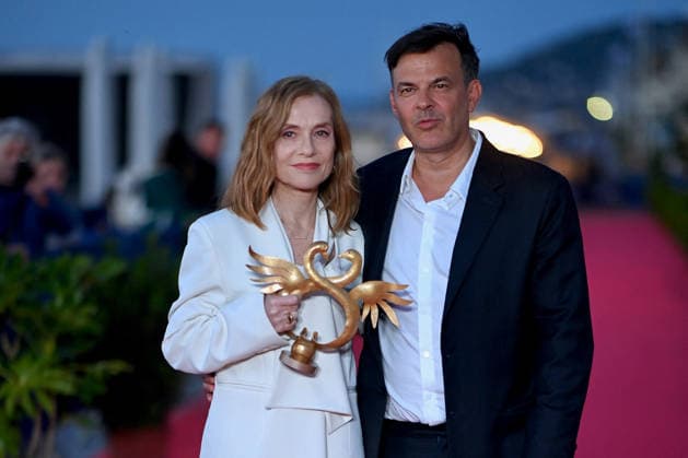 40th Cabourg Film Festival Day 3 FC Isabelle Huppert and François Ozon pose with her honorary Swann award on the red carpet during Day Three of the 40th Cabourg Film Festival on June 12, 2026 in Cabourg, France. Photo by Franck Castel ABACAPRESS.COM Cabourg  Copyright: xCastelxFranck ABACAx