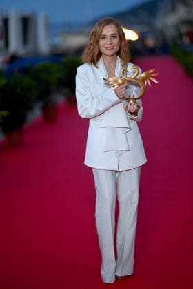 40th Cabourg Film Festival Day 3 FC Isabelle Huppert poses with her honorary Swann award on the red carpet during Day Three of the 40th Cabourg Film Festival on June 12, 2026 in Cabourg, France. Photo by Franck Castel ABACAPRESS.COM Cabourg  Copyright: xCastelxFranck ABACAx
