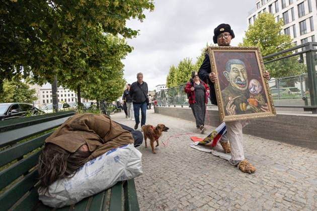 June 12, 2026, Berlin, Germany: Russian artist and activist Semyon Skrepetsky walks through central Berlin during a Russia Day action. Skrepetsky, a Russian political Ã migrÃ living in Poland, is known for his satirical paintings and public performances addressing Russian politics and society. His work frequently features political figures such as Vladimir Putin, Joseph Stalin and Alexei Navalny, combining political satire, punk aesthetics and performance art. Berlin Germany - ZUMAs197 20260612_aaa_s197_279 Copyright: xVasilyxKrestyaninovx