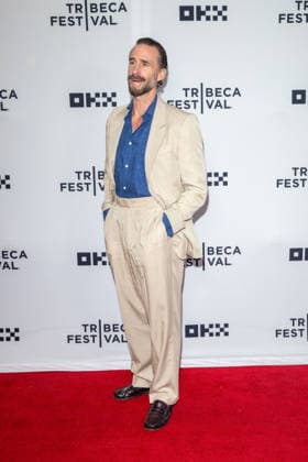 Dear England Premiere, 25th Tribeca Film Festival, New York, USA - 12 Jun 2026 Joseph Fiennes attends Dear England Premiere during the 2026 Tribeca Film Festival at the SVA Theatre on June 12, 2026 in New York City. New York United States Copyright: xRonxAdarx xSOPAxImagesx _radar_england_06122026_00171
