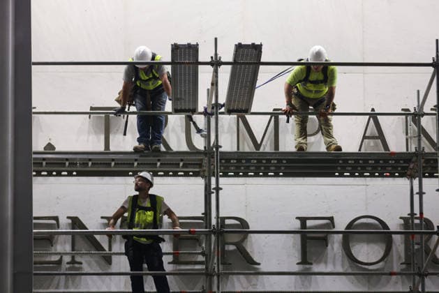 June 13, 2026, Washington, District Of Columbia, USA: Construction workers rest on scaffolding ahead of a planned removal of U.S. President Donald Trump s name from the facade of the John F. Kennedy Center for the Performing Arts in Washington, D.C. on June 13, 2026. The Trump administration was ordered to remove the Trump name from the building following a court order and failed appeals by the Kennedy Center board. As of midnight, the President s name remained on the building. Washington USA - ZUMAd227 20260613_znp_d227_005 Copyright: xBryanxDozierx