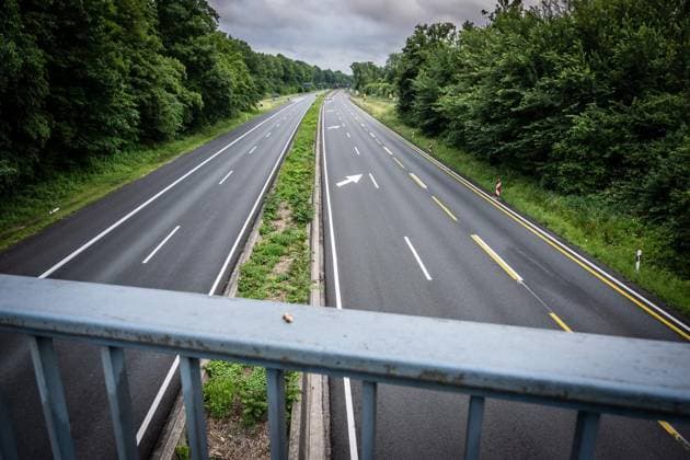 Sperrung A40 in Mülheim an der Ruhr ** NUR FÜR REDAKTIONELLE ZWECKE ** EDITORIAL USE ONLY **<p>Gesperrt ist seit 21 Uhr am Freitagabend, 12.06.2026, die Autobahn A40 zwischen den Abfahrten MH-Winkhausen und MH-Heißen in Mülheim an der Ruhr. Die Sperrung ist wegen einer umfangreichen Suche nach Weltkriegsbomben im Zuge einer Brückensanierung für zehn Tage geplant. Deutschland NRW Mülheim an der Ruhr Copyright: MartinxMöller *** Closure of the A40 in Mülheim an der Ruhr FOR EDITORIAL PURPOSES ONLY EDITORIAL USE ONLY p The A40 highway between the MH Winkhausen and MH Heißen exits in Mülheim an der Ruhr has been closed since 9 p.m. on Friday evening, 12 06 2026 The closure is planned for ten days due to an extensive search for World War Copyright: MartinxMöller doc869mjq9eut11g7lniixm ,EDITORIAL USE ONLY