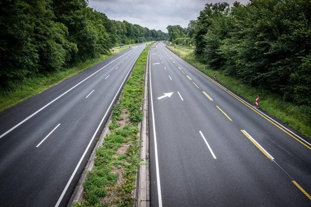 Sperrung A40 in Mülheim an der Ruhr ** NUR FÜR REDAKTIONELLE ZWECKE ** EDITORIAL USE ONLY **<p>Gesperrt ist seit 21 Uhr am Freitagabend, 12.06.2026, die Autobahn A40 zwischen den Abfahrten MH-Winkhausen und MH-Heißen in Mülheim an der Ruhr. Die Sperrung ist wegen einer umfangreichen Suche nach Weltkriegsbomben im Zuge einer Brückensanierung für zehn Tage geplant. Deutschland NRW Mülheim an der Ruhr Copyright: MartinxMöller *** Closure of the A40 in Mülheim an der Ruhr FOR EDITORIAL PURPOSES ONLY EDITORIAL USE ONLY p The A40 highway between the MH Winkhausen and MH Heißen exits in Mülheim an der Ruhr has been closed since 9 p.m. on Friday evening, 12 06 2026 The closure is planned for ten days due to an extensive search for World War Copyright: MartinxMöller doc869mkmfvs84bhh8wixm ,EDITORIAL USE ONLY