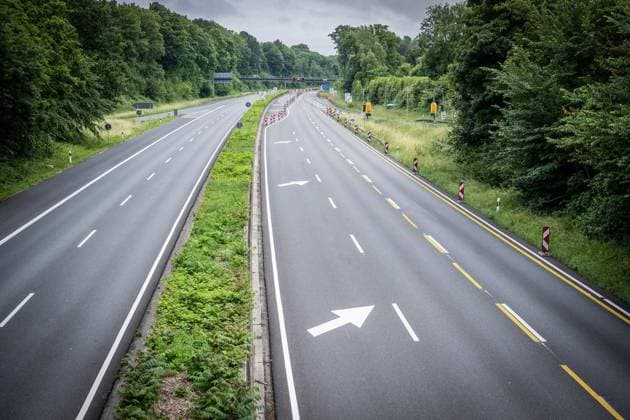 Sperrung A40 in Mülheim an der Ruhr ** NUR FÜR REDAKTIONELLE ZWECKE ** EDITORIAL USE ONLY **<p>Gesperrt ist seit 21 Uhr am Freitagabend, 12.06.2026, die Autobahn A40 zwischen den Abfahrten MH-Winkhausen und MH-Heißen in Mülheim an der Ruhr. Die Sperrung ist wegen einer umfangreichen Suche nach Weltkriegsbomben im Zuge einer Brückensanierung für zehn Tage geplant. Deutschland NRW Mülheim an der Ruhr Copyright: MartinxMöller *** Closure of the A40 in Mülheim an der Ruhr FOR EDITORIAL PURPOSES ONLY EDITORIAL USE ONLY p The A40 highway between the MH Winkhausen and MH Heißen exits in Mülheim an der Ruhr has been closed since 9 p.m. on Friday evening, 12 06 2026 The closure is planned for ten days due to an extensive search for World War Copyright: MartinxMöller doc869mjq4kob78j6511epx ,EDITORIAL USE ONLY