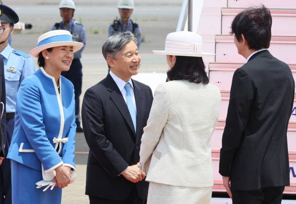 June 13, 2026, Tokyo, Japan - Japanese Emperor Naruhito (2nd L) and Empress Masako (L) chat with Crown Prince Akishino (R) and Crown Princess Kiko (2nd R) as Emperor and Empress leave to Netherlands at the Tokyo International Airport on Saturday, June 13, 2026. Japanese royal couple will visit Netherlands and Belgium from June 13 through 26. (photo by Yoshio Tsunoda AFLO)  aflo_334258787