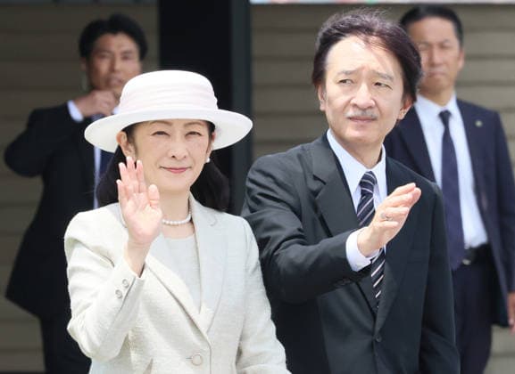 June 13, 2026, Tokyo, Japan - Japanese Crown Prince Akishino (R) and crown Princesss Kiko (L) send off Emperor Naruhito and Empress Masako as Emperor and Empress leave to Netherlands at the Tokyo International Airport on Saturday, June 13, 2026. Japanese royal couple will visit Netherlands and Belgium from June 13 through 26. (photo by Yoshio Tsunoda AFLO)  aflo_334258789