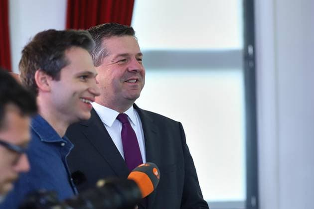 Dessau-Roßlau, Sachsen-Anhalt, Deutschland, 13.06.2026: Veranstaltungszentrum Golf-Park Dessau: 34. Landesparteitag der CDU Sachsen-Anhalt: Fabian Köster von der Heute-Show des ZDF im Gespräch mit Ministerpräsident Sven Schulze *** Dessau Roßlau, Saxony-Anhalt, Germany, 13 06 2026 Event Center Golf Park Dessau 34 State Party Conference of the CDU Saxony-Anhalt Fabian Köster from ZDFs Heute Show in conversation with Minister President Sven Schulze Copyright: xdtsxNachrichtenagenturx dts_122838