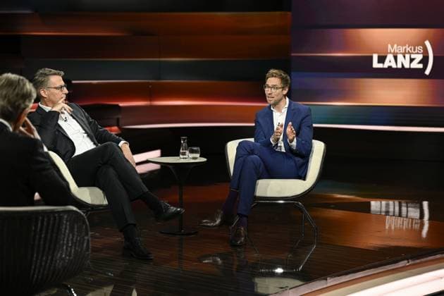 Talkrunde bei Markus Lanz , ZDF 06 26 her Markus Lanz, Markus Blume und Veit Medick (v. li.) am 10. Juni 2026 in Markus Lanz , ZDF TV Fernsehen Talkshow Talk Show Deutschland deutsch deutscher Mann Männer deutsche CSU Politiker Politik Stern Autor Italien italienisch italienischer italienisch-deutscher Moderator Fotografie Fotograf Journalist Journalismus Autor german politician female journalism german-italian presenter host photographer author quer ganz halb freistellbar sitzend sprechend zuhörend gestikulierend *** Talk round on Markus Lanz , ZDF 06 26 her Markus Lanz, Markus Blume and Veit Medick v li on June 10, 2026 in Markus Lanz , ZDF TV television talk show talk show Germany German German man men German CSU politicia
