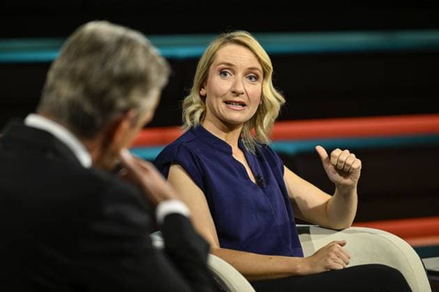 Markus Lanz mit Ines Schwerdtner 06 26 her Markus Lanz und Ines Schwerdtner am 10. Juni 2026 in Markus Lanz , ZDF TV Fernsehen Talkshow Talk Show Deutschland deutsch Mann deutsche Frau Politikerin Politik Die Linke Linken Partei-Vorsitzende Co-Chefin Publizistin Italien italienisch italienischer italienisch-deutscher Moderator Fotografie Fotograf Journalist Journalismus Autor german politician female journalism german-italian presenter host photographer author quer halb sitzend sprechend zuhörend gestikulierend *** Markus Lanz with Ines Schwerdtner 06 26 her Markus Lanz and Ines Schwerdtner on June 10, 2026 in Markus Lanz , ZDF TV Television Talk Show Talk Show Germany German man German woman politician politics The Left Left P