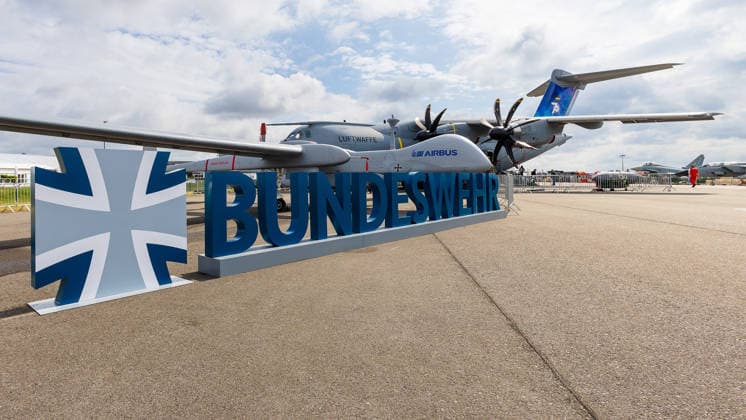 Publikumstag auf ILA Berlin 2026, Berlin, 13.06.2026 Bundeswehr-Schriftzug mit Balkenkreuz-Logo vor einem Airbus A400M der Luftwaffe auf dem Ausstellungsgelände der ILA Berlin. Im Vordergrund ist zudem eine unbemannte Drohne mit der Aufschrift IAI Airbus zu sehen. Schöneberg Berlin ExpoCenter Airport Brandenburg Deutschland *** Public Day at ILA Berlin 2026, Berlin, 13 06 2026 Bundeswehr lettering with crossbar logo in front of an Airbus A400M of the German Air Force on the exhibition grounds of ILA Berlin An unmanned drone with the inscription IAI Airbus can also be seen in the foreground Schöneberg Berlin ExpoCenter Airport Brandenburg Germany 20260613-1V9A3150-M4000