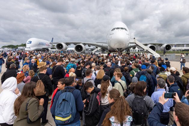 Publikumstag auf ILA Berlin 2026, Berlin, 13.06.2026 Große Besuchermenge drängt sich vor einem Airbus A380 der Emirates auf dem Ausstellungsgelände der ILA Berlin 2026. Im Hintergrund ist zudem ein Airbus Beluga XL (BelugaXL Nr. 3) von Airbus Mobility ausgestellt. Schöneberg Berlin ExpoCenter Airport Brandenburg Deutschland *** Public Day at ILA Berlin 2026, Berlin, 13 06 2026 Large crowd of visitors crowds in front of an Emirates Airbus A380 on the exhibition grounds of ILA Berlin 2026 An Airbus Beluga XL BelugaXL No. 3 from Airbus Mobility is also on display in the background Schöneberg Berlin ExpoCenter Airport Brandenburg Germany 20260613-1V9A3163-M4000