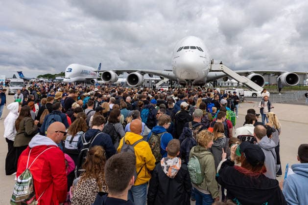Publikumstag auf ILA Berlin 2026, Berlin, 13.06.2026 Große Besuchermenge wartet auf dem Vorfeld auf die Besichtigung eines Airbus A380 in der Airbus-Werkslivree. Im Hintergrund ist ein Airbus Beluga (BelugaST) mit der Kennung 3 zu sehen. Der Publikumstag der Luftfahrtmesse war ausverkauft. Schöneberg Berlin ExpoCenter Airport Brandenburg Deutschland *** Public Day at ILA Berlin 2026, Berlin, 13 06 2026 Large crowd of visitors waiting on the apron to view an Airbus A380 in the Airbus factory livery An Airbus Beluga BelugaST with the identification 3 can be seen in the background The public day of the air show was sold out Schöneberg Berlin ExpoCenter Airport Brandenburg Germany 20260613-1V9A3166-M4000