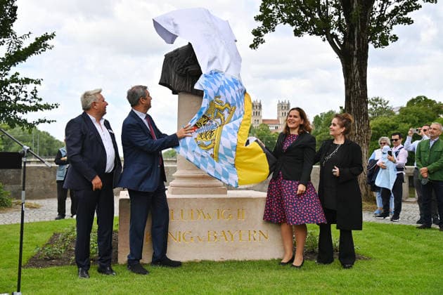 v.li:Dietmar HOLZAPFEL (Hotel-und Gastwirt der DEUTSCHEN EICHE), Ministerpraesident Dr. Markus Soeder , Buergermeisterin Verena Dietl , Dr.-Ing. Jeanne- Marie Ehbauer bei der Einweihung des neuen Ludwig II.-Denkmals auf der Bastion der Corneliusbruecke am 13.06.2026 in Muenchen. *** from left Dietmar HOLZAPFEL Hotel and innkeeper of the DEUTSCHE EICHE , State Premier Dr. Markus Soeder , Mayor Verena Dietl , Dr Ing Jeanne Marie Ehbauer at the inauguration of the new Ludwig II monument on the bastion of the Cornelius Bridge on 13 06 2026 in Munich