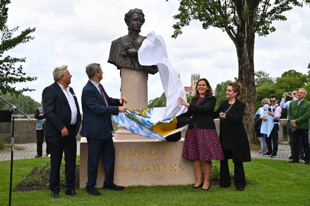 v.li:Dietmar HOLZAPFEL (Hotel-und Gastwirt der DEUTSCHEN EICHE), Ministerpraesident Dr. Markus Soeder , Buergermeisterin Verena Dietl , Dr.-Ing. Jeanne- Marie Ehbauer bei der Einweihung des neuen Ludwig II.-Denkmals auf der Bastion der Corneliusbruecke am 13.06.2026 in Muenchen. *** from left Dietmar HOLZAPFEL Hotel and innkeeper of the DEUTSCHE EICHE , State Premier Dr. Markus Soeder , Mayor Verena Dietl , Dr Ing Jeanne Marie Ehbauer at the inauguration of the new Ludwig II monument on the bastion of the Cornelius Bridge on 13 06 2026 in Munich