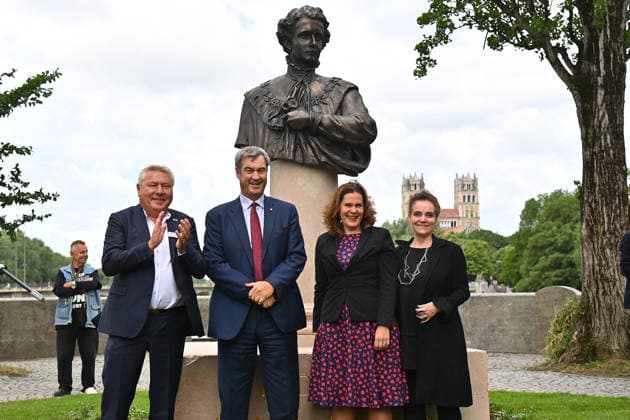 v.li:Dietmar HOLZAPFEL (Hotel-und Gastwirt der DEUTSCHEN EICHE), Ministerpraesident Dr. Markus Soeder , Buergermeisterin Verena Dietl , Dr.-Ing. Jeanne- Marie Ehbauer bei der Einweihung des neuen Ludwig II.-Denkmals auf der Bastion der Corneliusbruecke am 13.06.2026 in Muenchen. *** from left Dietmar HOLZAPFEL Hotel and innkeeper of the DEUTSCHE EICHE , State Premier Dr. Markus Soeder , Mayor Verena Dietl , Dr Ing Jeanne Marie Ehbauer at the inauguration of the new Ludwig II monument on the bastion of the Cornelius Bridge on 13 06 2026 in Munich