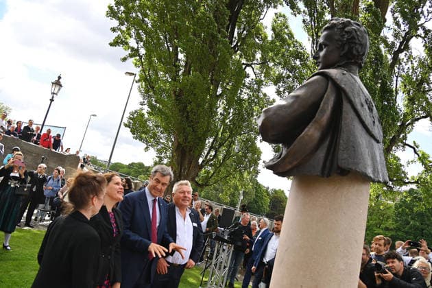 v.re:Dietmar HOLZAPFEL (Hotel-und Gastwirt der DEUTSCHEN EICHE), Ministerpraesident Dr. Markus Soeder , Buergermeisterin Verena Dietl , Dr.-Ing. Jeanne- Marie Ehbauer bei der Einweihung des neuen Ludwig II.-Denkmals auf der Bastion der Corneliusbruecke am 13.06.2026 in Muenchen. *** from right Dietmar HOLZAPFEL Hotel and innkeeper of the DEUTSCHE EICHE , State Premier Dr. Markus Soeder , Mayor Verena Dietl , Dr Ing Jeanne Marie Ehbauer at the inauguration of the new Ludwig II monument on the bastion of the Cornelius Bridge on 13 06 2026 in Munich