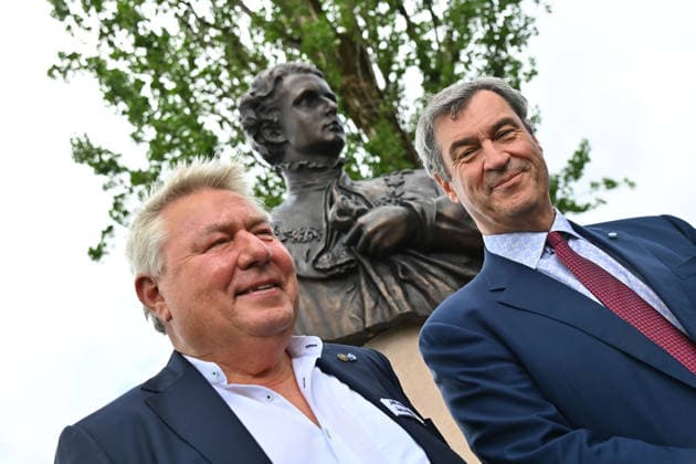 v.li:Dietmar HOLZAPFEL (Hotel-und Gastwirt der DEUTSCHEN EICHE), Ministerpraesident Dr. Markus Soeder bei der Einweihung des neuen Ludwig II.-Denkmals auf der Bastion der Corneliusbruecke am 13.06.2026 in Muenchen. *** from left Dietmar HOLZAPFEL Hotel and innkeeper of the DEUTSCHE EICHE, State Premier Dr. Markus Soeder at the inauguration of the new Ludwig II monument on the bastion of the Cornelius Bridge on 13 06 2026 in Munich