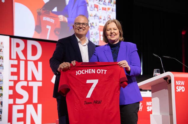 News Bilder des Tages Baerbel BAS, Bärbel, Bundesarbeitsministerin, SPD-Bundesvorsitzende, bei ihrer Rede ueberreicht ein Trikot mit der Nummer 7 an Jochen OTT, SPD Fraktionsvorsitzender im Landtag NRW, designierter Spitzendkandidat fuer die Landtagswahl 2027, (Jochen Ott will der siebte SPD Ministerpraesident in NRW werden) Landesdeligiertenkonferenz der NRWSPD, SPD Nordrhein-Westfalen in Duesseldorf am 13.06.2026, *** Baerbel BAS, Bärbel, Federal Minister of Labor, SPD Federal Chairwoman, during her speech, hands over a jersey with the number 7 to Jochen OTT, SPD parliamentary group leader in the NRW state parliament, designated top candidate for the 2027 state elections, Jochen Ott wants to become the seventh SPD state premier in NRW State delegates con