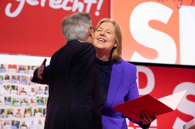Baerbel BAS, Bärbel, Bundesarbeitsministerin, SPD-Bundesvorsitzende, gratuliert Achim Post, Vorsitzender der SPD in Nordrhein-Westfalen, zur 50jaehrigen Mitgliedschaft i der SPD, Landesdeligiertenkonferenz der NRWSPD, SPD Nordrhein-Westfalen in Duesseldorf am 13.06.2026, *** Baerbel BAS, Bärbel, Federal Minister of Labor, SPD Federal Chairwoman, congratulates Achim Post, Chairman of the SPD in North Rhine-Westphalia, on 50 years of membership in the SPD, State Delegates Conference of the NRWSPD, SPD North Rhine-Westphalia in Duesseldorf on 13 06 2026,