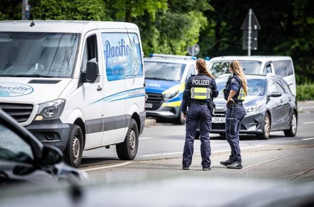 Sperrung der A40 in Mülheim an der Ruhr ** NUR FÜR REDAKTIONELLE ZWECKE ** EDITORIAL USE ONLY **<p>Zwei Polizistinnen überwachen am Samstagmittag, 13.06.2026, den dichten Verkehrsfluss auf der Aktienstraße in Höhe Freiherr-von-Stein-Straße in Mülheim an der Ruhr. Grund ist die Vollsperrung der Autobahn A40 zwischen den Anschlussstellen Winkhausen und Heißen. Deutschland NRW Mülheim an der Ruhr Copyright: MartinxMöller *** Closure of the A40 in Mülheim an der Ruhr FOR EDITORIAL PURPOSES ONLY EDITORIAL USE ONLY p Two policewomen monitor the dense flow of traffic on Aktienstraße near Freiherr von Stein Straße in Mülheim an der Ruhr at noon on Saturday, June 13, 2026 The reason is the full closure of the A40 freeway between the Wink Copyright: MartinxMöller doc869q73nnv8p193ytu1gq7 ,EDITORIAL USE ONLY