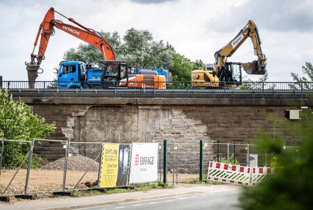 Sperrung der A40 in Mülheim an der Ruhr ** NUR FÜR REDAKTIONELLE ZWECKE ** EDITORIAL USE ONLY **<p>Voll gesperrt ist am Samstag, 13.06.2026, die Autobahn A40 zwischen den Anschlussstellen Winkhausen und Heißen. Im Bereich der Geitlingstraße (im Bild) wird nach Blindgängern aus dem 2. Weltkrieg gesucht. Dafür muss die Fahrbahndecke abgetragen werden. Deutschland NRW Mülheim an der Ruhr Copyright: MartinxMöller *** Closure of the A40 in Mülheim an der Ruhr FOR EDITORIAL PURPOSES ONLY EDITORIAL USE ONLY p The A40 highway between the Winkhausen and Heißen junctions will be fully closed on Saturday, June 13, 2026 In the area of Geitlingstraße in the picture, the search for unexploded ordnance from the Second World War is underway The r Copyright: MartinxMöller doc869q76ro6n86qwoc1fqr ,EDITORIAL USE ONLY