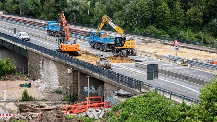 Sperrung der A40 in Mülheim an der Ruhr ** NUR FÜR REDAKTIONELLE ZWECKE ** EDITORIAL USE ONLY **<p>Voll gesperrt ist am Samstag, 13.06.2026, die Autobahn A40 zwischen den Anschlussstellen Winkhausen und Heißen. Im Bereich der Geitlingstraße (im Bild) wird nach Blindgängern aus dem 2. Weltkrieg gesucht. Dafür muss die Fahrbahndecke abgetragen werden. Deutschland NRW Mülheim an der Ruhr Copyright: MartinxMöller *** Closure of the A40 in Mülheim an der Ruhr FOR EDITORIAL PURPOSES ONLY EDITORIAL USE ONLY p The A40 highway between the Winkhausen and Heißen junctions will be fully closed on Saturday, June 13, 2026 In the area of Geitlingstraße in the picture, the search for unexploded ordnance from the Second World War is underway The r Copyright: MartinxMöller doc869q8w4i605xwc4gly3 ,EDITORIAL USE ONLY