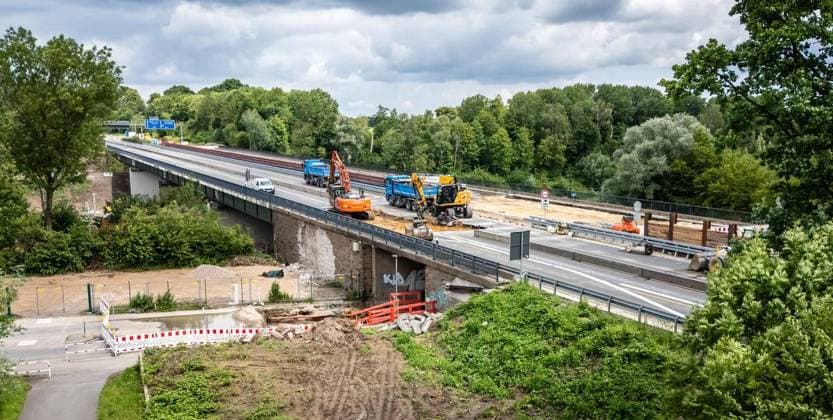 Sperrung der A40 in Mülheim an der Ruhr ** NUR FÜR REDAKTIONELLE ZWECKE ** EDITORIAL USE ONLY **<p>Voll gesperrt ist am Samstag, 13.06.2026, die Autobahn A40 zwischen den Anschlussstellen Winkhausen und Heißen. Im Bereich der Geitlingstraße (im Bild) wird nach Blindgängern aus dem 2. Weltkrieg gesucht. Dafür muss die Fahrbahndecke abgetragen werden. Deutschland NRW Mülheim an der Ruhr Copyright: MartinxMöller *** Closure of the A40 in Mülheim an der Ruhr FOR EDITORIAL PURPOSES ONLY EDITORIAL USE ONLY p The A40 highway between the Winkhausen and Heißen junctions will be fully closed on Saturday, June 13, 2026 In the area of Geitlingstraße in the picture, the search for unexploded ordnance from the Second World War is underway The r Copyright: MartinxMöller doc869q8w86dro450ypm0n ,EDITORIAL USE ONLY