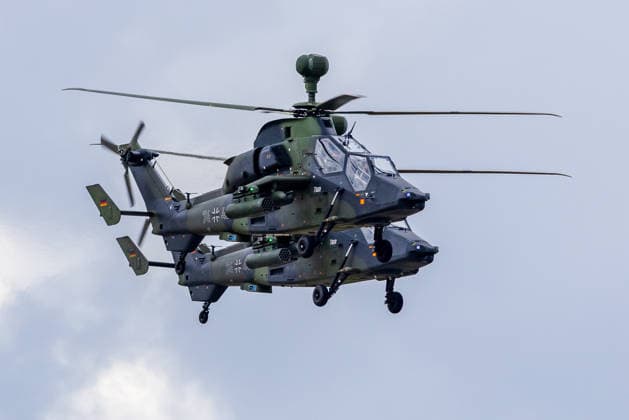 Publikumstag auf ILA Berlin 2026, Berlin, 13.06.2026 Zwei Kampfhubschrauber vom Typ Eurocopter Tiger der Bundeswehr im engen Formationsflug. Die Maschinen tragen Tarnanstrich und sind mit Waffensystemen bestückt. Schöneberg Berlin ExpoCenter Airport Brandenburg Deutschland *** Public Day at ILA Berlin 2026, Berlin, 13 06 2026 Two Eurocopter Tiger combat helicopters of the German Armed Forces in close formation flight The aircraft wear camouflage paint and are equipped with weapon systems Schöneberg Berlin ExpoCenter Airport Brandenburg Germany 20260613-1V9A3450-M4000