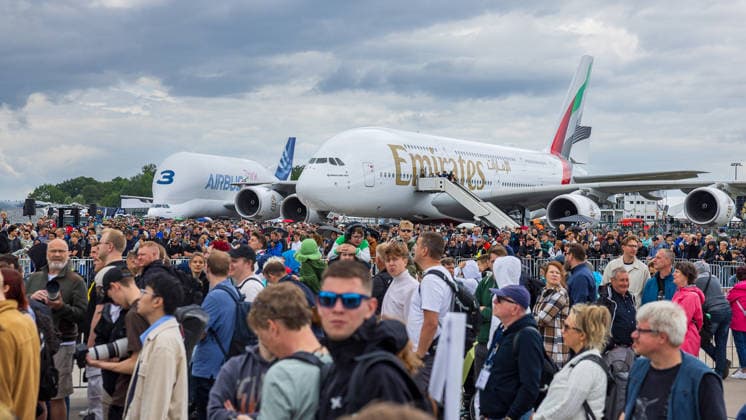 Publikumstag auf ILA Berlin 2026, Berlin, 13.06.2026 Ein Airbus A380 von Emirates steht im Mittelpunkt des Besucherinteresses auf der Internationalen Luft- und Raumfahrtausstellung ILA. Im Hintergrund ist zudem ein Airbus Beluga zu sehen. Tausende Besucher drängen sich vor den ausgestellten Flugzeugen. Schöneberg Berlin ExpoCenter Airport Brandenburg Deutschland *** Public Day at ILA Berlin 2026, Berlin, 13 06 2026 An Airbus A380 from Emirates is the focus of visitor interest at the International Aerospace Exhibition ILA An Airbus Beluga can also be seen in the background Thousands of visitors crowd in front of the aircraft on display Schöneberg Berlin ExpoCenter Airport Brandenburg Germany 20260613-286A0143-M4000