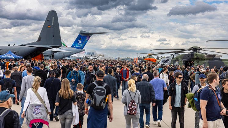 Publikumstag auf ILA Berlin 2026, Berlin, 13.06.2026 Tausende Besucher strömen über das Ausstellungsgelände der ILA Berlin. Zu sehen sind unter anderem ein Transportflugzeug der Bundeswehr, ein Airbus-Ausstellungsflugzeug mit Emirates-Beschriftung sowie ein Militärhubschrauber. Der bewölkte Himmel prägt die Stimmung des Publikumstags. Schöneberg Berlin ExpoCenter Airport Brandenburg Deutschland *** Public Day at ILA Berlin 2026, Berlin, 13 06 2026 Thousands of visitors stream across the exhibition grounds of ILA Berlin A Bundeswehr transport aircraft, an Airbus exhibition aircraft with Emirates lettering and a military helicopter are among the exhibits The cloudy sky sets the mood for the Public Day Schöneberg Berlin ExpoCenter Airpo 20260613-286A0175-M4000