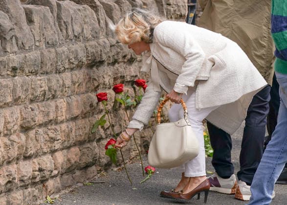 June 13, 2026, Nottingham, East Midlands, UK: Nottingham, UK. Dr Sinead O Malley, The mother of Grace O Malley Kumar, lays flowers on Ilkeston Road in Nottingham. Today marks the third anniversary after Valdo Calocane murdered Barnaby Webber, Grace OÃ¢â‚¬â ¢Malley-Kumar and Ian Coates in Nottingham on 13 June 2026. Nottingham UK  - ZUMAl94_ 20260613_zaf_l94_081 Copyright: xIoannisxAlexopoulosx