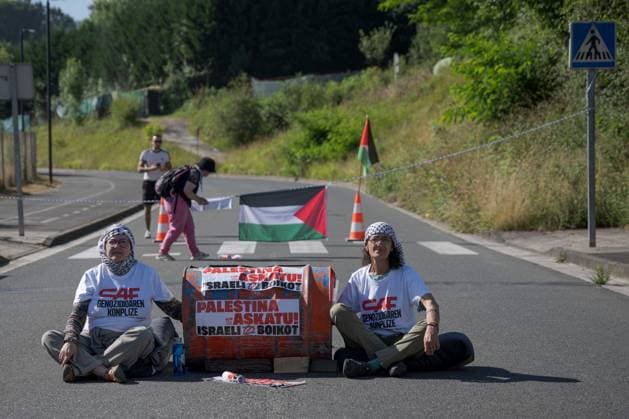 Pro-palestinian demonstration BEASAIN, SPAIN - JUNE 13: Protesters demonstrate during Construction and Auxiliary Railways (CAF) company s shareholders meeting to denounce the company for its participation, along with the Israeli infrastructure company Shapir, in the construction, expansion and maintenance of the Jerusalem Light Rail (JLR) in the Occupied Palestinian Territories. Photo by Gari Garaialde JNA Press (Photo by Gari Garaialde JNA Press via Nexpher Images) Beasain Gipuzkoa Bostok Photo