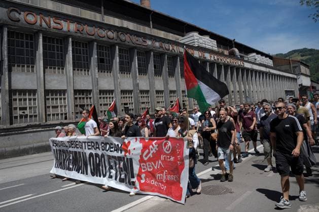 Pro-palestinian demonstration BEASAIN, SPAIN - JUNE 13: Protesters demonstrate during Construction and Auxiliary Railways (CAF) company s shareholders meeting to denounce the company for its participation, along with the Israeli infrastructure company Shapir, in the construction, expansion and maintenance of the Jerusalem Light Rail (JLR) in the Occupied Palestinian Territories. Photo by Gari Garaialde JNA Press (Photo by Gari Garaialde JNA Press via Nexpher Images) Beasain Gipuzkoa Bostok Photo