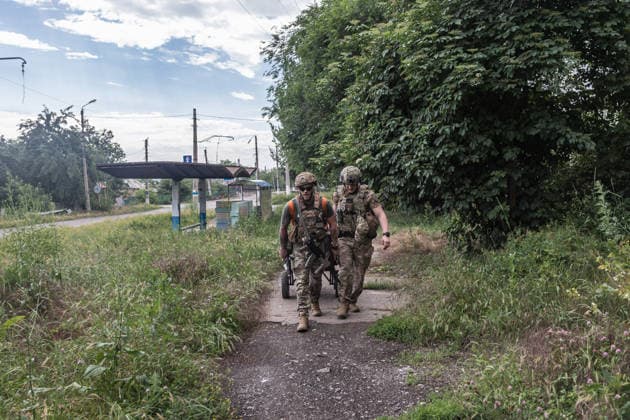 Aftermath of Russian attack on Ukraine s Sloviansk and Druzhkivka DRUZHKIVKA, UKRAINE - JUNE 13: The White Angels police unit evacuates a woman with reduced mobility in the city of Druzhkivka, Ukraine, 13 June 2026. Diego Herrera Carcedo Anadolu Druzhkivka Ukraine. Editorial use only. Please get in touch for any other usage.  Copyright: x2026xAnadoluxDiegoxHerreraxCarcedox