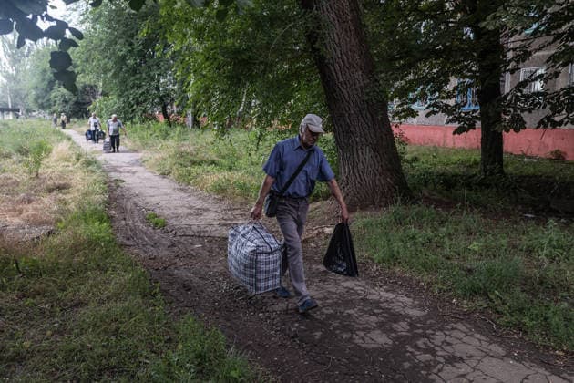 Aftermath of Russian attack on Ukraine s Sloviansk and Druzhkivka DRUZHKIVKA, UKRAINE - JUNE 13: A group of civilians carry their belongings during an evacuation in the city of Druzhkivka, Ukraine, 13 June 2026. Diego Herrera Carcedo Anadolu Druzhkivka Ukraine. Editorial use only. Please get in touch for any other usage.  Copyright: x2026xAnadoluxDiegoxHerreraxCarcedox