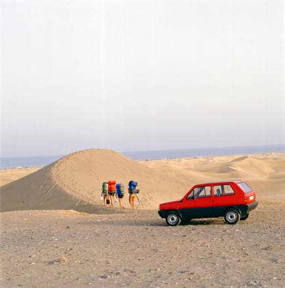 Wanderung in den Dünen von Gran Canaria Drei Personen mit Rucksäcken wandern durch eine Dünenlandschaft auf Gran Canaria. Ein rotes Auto steht am Rand der Dünen. Die Szene zeigt den Ausgangspunkt für eine Wanderung. Gran Canaria, um 1985. Gran Canaria Provinz Las Palmas Spanien *** Hike in the Dunes from Gran Canaria Three People with Backpacks hiking through a Dune landscape at Gran Canaria a Red Car is on Edge the Dunes the Scene shows the Starting point for a Hike Gran Canaria, at 1985 Gran Canaria Province Las Palmas Spain Copyright: LeonorexAnder LEO_90050000559