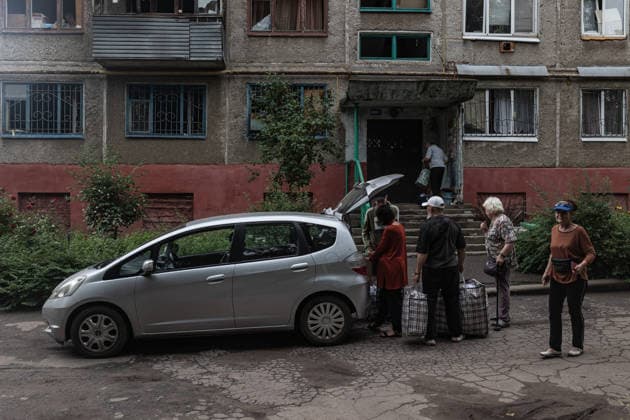Aftermath of Russian attack on Ukraine s Sloviansk and Druzhkivka DRUZHKIVKA, UKRAINE - JUNE 13: People evacuate their homes following the Russian attack on the city of Druzhkivka, Ukraine, 13 June 2026. Diego Herrera Carcedo Anadolu Druzhkivka Ukraine. Editorial use only. Please get in touch for any other usage.  Copyright: x2026xAnadoluxDiegoxHerreraxCarcedox
