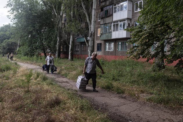 Aftermath of Russian attack on Ukraine s Sloviansk and Druzhkivka DRUZHKIVKA, UKRAINE - JUNE 13: A group of civilians carry their belongings during an evacuation in the city of Druzhkivka, Ukraine, 13 June 2026. Diego Herrera Carcedo Anadolu Druzhkivka Ukraine. Editorial use only. Please get in touch for any other usage.  Copyright: x2026xAnadoluxDiegoxHerreraxCarcedox