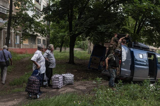 Aftermath of Russian attack on Ukraine s Sloviansk and Druzhkivka DRUZHKIVKA, UKRAINE - JUNE 13: A group of civilians carry their belongings during an evacuation in the city of Druzhkivka, Ukraine, 13 June 2026. Diego Herrera Carcedo Anadolu Druzhkivka Ukraine. Editorial use only. Please get in touch for any other usage.  Copyright: x2026xAnadoluxDiegoxHerreraxCarcedox