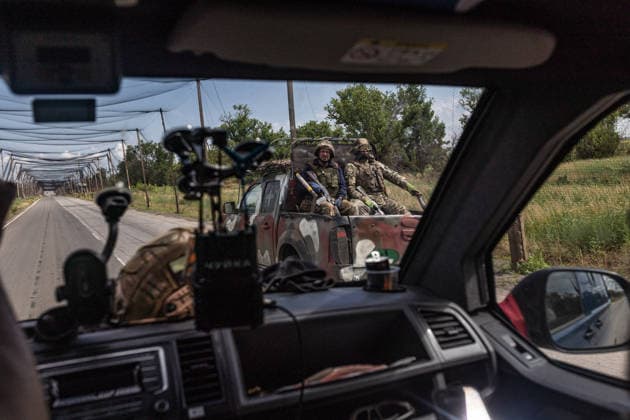 News Bilder des Tages Aftermath of Russian attack on Ukraine s Sloviansk and Druzhkivka DRUZHKIVKA, UKRAINE - JUNE 13: The White Angels police unit evacuates a woman with reduced mobility in the city of Druzhkivka, Ukraine, 13 June 2026. Diego Herrera Carcedo Anadolu Druzhkivka Ukraine. Editorial use only. Please get in touch for any other usage.  Copyright: x2026xAnadoluxDiegoxHerreraxCarcedox