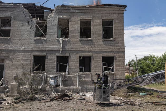 Aftermath of Russian attack on Ukraine s Sloviansk and Druzhkivka SLOVIANSK, UKRAINE - JUNE 13: Ukrainian firefighters put out a fire following a Russian air strike in Sloviansk, Ukraine, 13 June 20. Diego Herrera Carcedo Anadolu Sloviansk Ukraine. Editorial use only. Please get in touch for any other usage.  Copyright: x2026xAnadoluxDiegoxHerreraxCarcedox