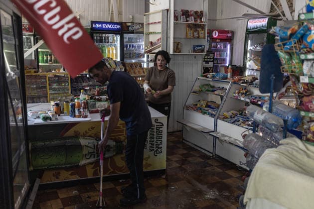 Aftermath of Russian attack on Ukraine s Sloviansk and Druzhkivka SLOVIANSK, UKRAINE - JUNE 13: A woman, injured in the arm, cleans up her shop following a Russian air strike in Sloviansk, Ukraine, 13 June 2026. Diego Herrera Carcedo Anadolu Sloviansk Ukraine. Editorial use only. Please get in touch for any other usage.  Copyright: x2026xAnadoluxDiegoxHerreraxCarcedox