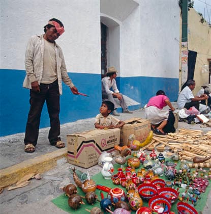 Marktszene in Yecapixtla, Mexiko Die Szene zeigt einen lebhaften Markt in Yecapixtla, Mexiko. Ein Verkäufer steht im Vordergrund, während ein Kind auf einer Kiste sitzt und das Geschehen beobachtet. Verschiedene handgefertigte Waren sind auf dem Boden ausgebreitet. 1988. Yecapixtla Mexiko (Zentral) *** Market scene in Yecapixtla, Mexico the Scene shows a vibrant Market in Yecapixtla, Mexico a Seller is at Foreground, during a Child at a Box sits and the Done monitored Miscellaneous Handmade Goods are at the Floor spread out 1988 Yecapixtla Mexico centrally Copyright: LeonorexAnder LEO_90050000579
